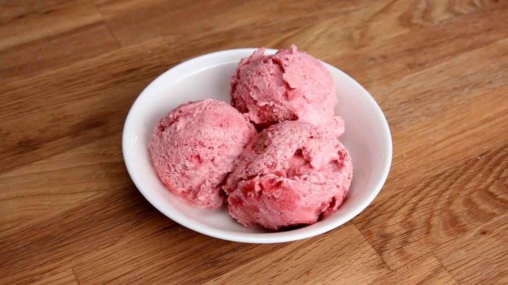 【動画】40秒でわかるおいしいアイスクリームの作り方！ヨーグルト風ストロベリーバナナアイスクリーム！レシピもあるよ！